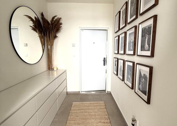 NOVOSTAVBA 3i byt s 2 Parkovacími miestami hneď pred bytom, KOMPLET Zariadený