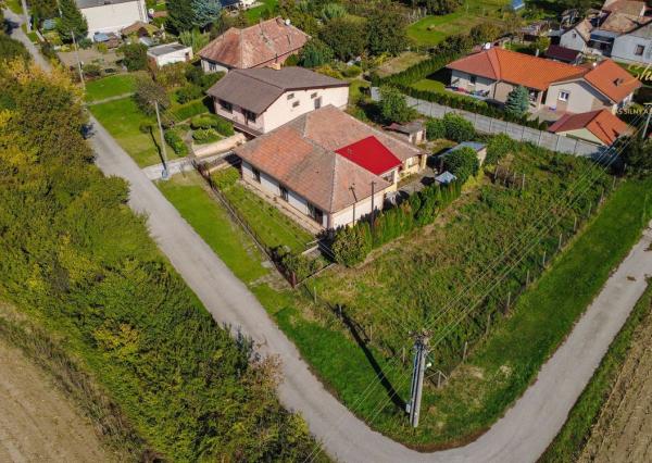 SUPER LOKALITA 6-izbový rodinný dom s veľkým pozemkom v Komjaticiach