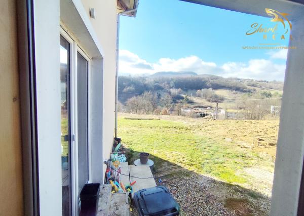 Byt v novostavbe so záhradou neďaleko tajchu a centra mesta