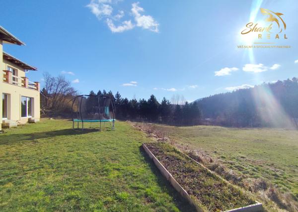 Byt v novostavbe so záhradou neďaleko tajchu a centra mesta