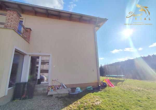 Byt v novostavbe so záhradou neďaleko tajchu a centra mesta