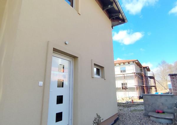 Byt v novostavbe so záhradou neďaleko tajchu a centra mesta