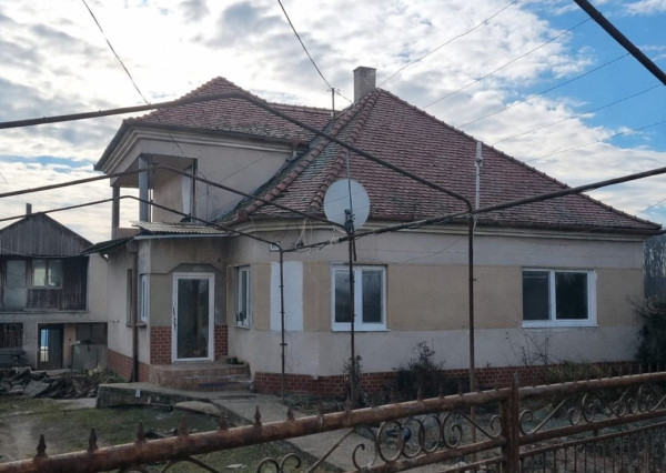 PRIESTRANNÝ RODINNÝ DOM S VEĽKÝM POZEMKOM A DRUHOU STAVBOU – CABAJ-ČÁPOR (PEREŠ)