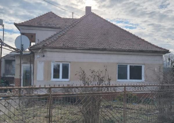 PRIESTRANNÝ RODINNÝ DOM S VEĽKÝM POZEMKOM A DRUHOU STAVBOU – CABAJ-ČÁPOR (PEREŠ)