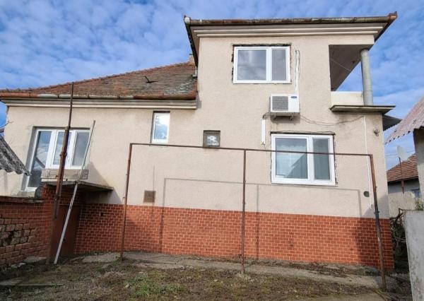 PRIESTRANNÝ RODINNÝ DOM S VEĽKÝM POZEMKOM A DRUHOU STAVBOU – CABAJ-ČÁPOR (PEREŠ)