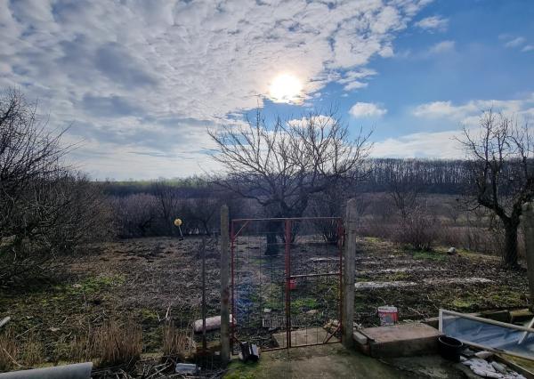 PRIESTRANNÝ RODINNÝ DOM S VEĽKÝM POZEMKOM A DRUHOU STAVBOU – CABAJ-ČÁPOR (PEREŠ)