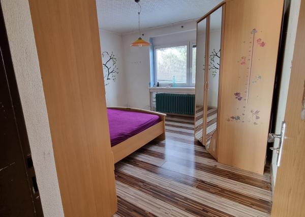 PRIESTRANNÝ RODINNÝ DOM S VEĽKÝM POZEMKOM A DRUHOU STAVBOU – CABAJ-ČÁPOR (PEREŠ)