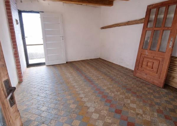 PRIESTRANNÝ RODINNÝ DOM S VEĽKÝM POZEMKOM A DRUHOU STAVBOU – CABAJ-ČÁPOR (PEREŠ)