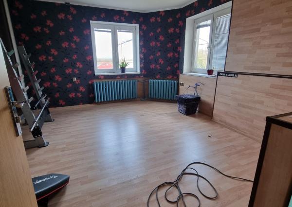 PRIESTRANNÝ RODINNÝ DOM S VEĽKÝM POZEMKOM A DRUHOU STAVBOU – CABAJ-ČÁPOR (PEREŠ)