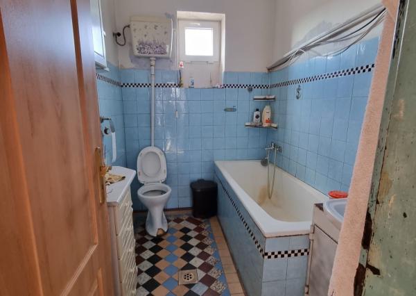 PRIESTRANNÝ RODINNÝ DOM S VEĽKÝM POZEMKOM A DRUHOU STAVBOU – CABAJ-ČÁPOR (PEREŠ)