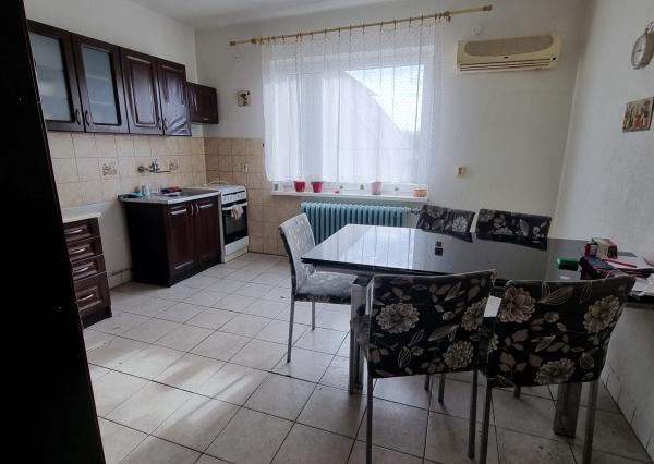 PRIESTRANNÝ RODINNÝ DOM S VEĽKÝM POZEMKOM A DRUHOU STAVBOU – CABAJ-ČÁPOR (PEREŠ)