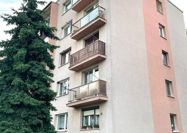 TOP PONUKA! 4 izbový byt s balkónom v širšom centre mesta Šahy