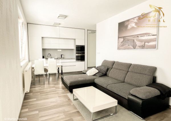 Tichý a presvetlený 2-izbový byt na najvyššom poschodí s balkónom a výťahom