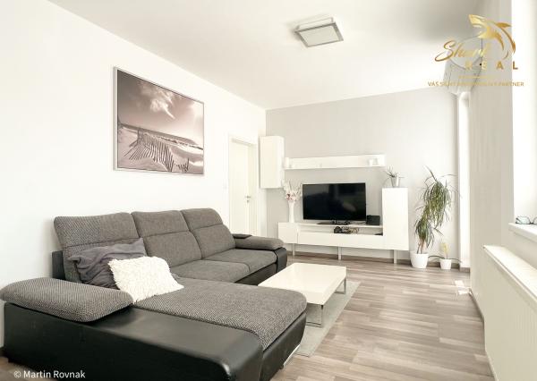 Tichý a presvetlený 2-izbový byt na najvyššom poschodí s balkónom a výťahom