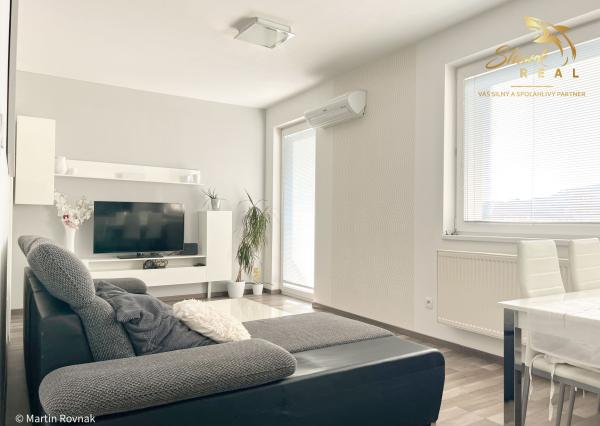 Tichý a presvetlený 2-izbový byt na najvyššom poschodí s balkónom a výťahom