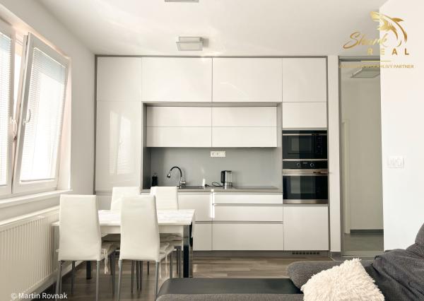 Tichý a presvetlený 2-izbový byt na najvyššom poschodí s balkónom a výťahom