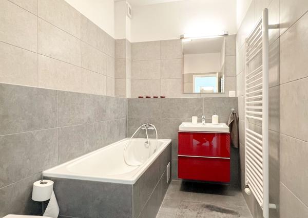 Tichý a presvetlený 2-izbový byt na najvyššom poschodí s balkónom a výťahom