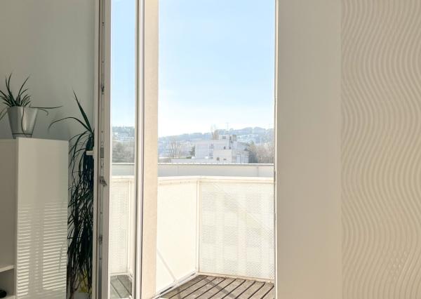 Tichý a presvetlený 2-izbový byt na najvyššom poschodí s balkónom a výťahom