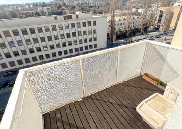 Tichý a presvetlený 2-izbový byt na najvyššom poschodí s balkónom a výťahom