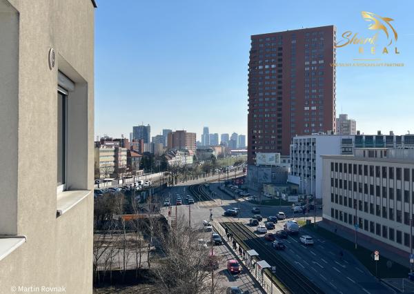 Tichý a presvetlený 2-izbový byt na najvyššom poschodí s balkónom a výťahom