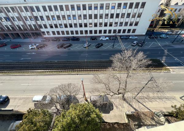 Tichý a presvetlený 2-izbový byt na najvyššom poschodí s balkónom a výťahom