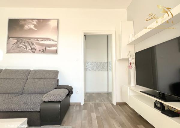 Tichý a presvetlený 2-izbový byt na najvyššom poschodí s balkónom a výťahom