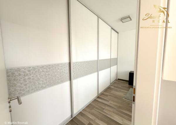 Tichý a presvetlený 2-izbový byt na najvyššom poschodí s balkónom a výťahom