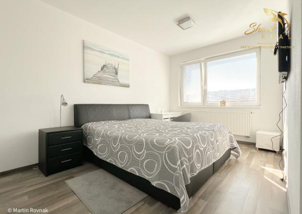 Tichý a presvetlený 2-izbový byt na najvyššom poschodí s balkónom a výťahom