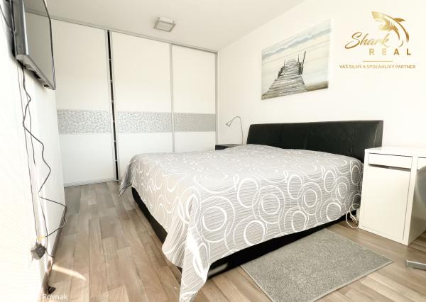 Tichý a presvetlený 2-izbový byt na najvyššom poschodí s balkónom a výťahom