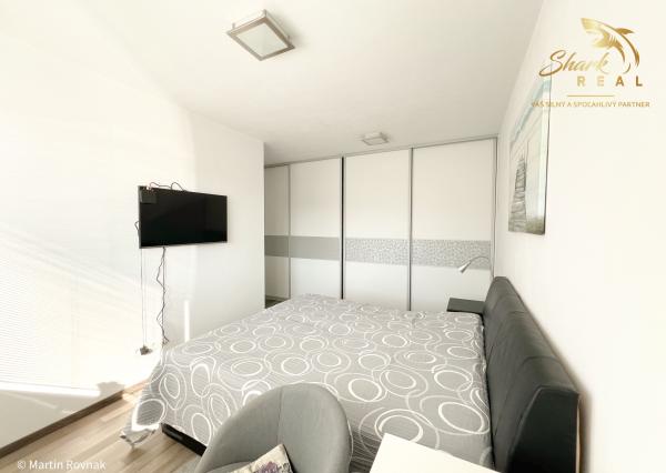 Tichý a presvetlený 2-izbový byt na najvyššom poschodí s balkónom a výťahom