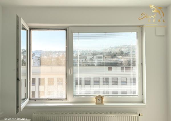 Tichý a presvetlený 2-izbový byt na najvyššom poschodí s balkónom a výťahom