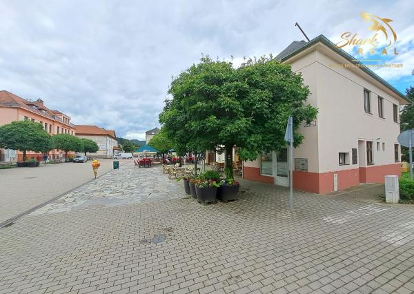 Dom na námestí. Bývanie a podnikanie v jednom.