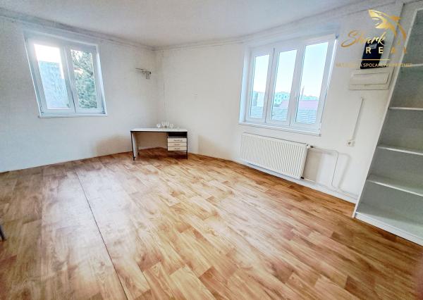 Dom na námestí. Bývanie a podnikanie v jednom.