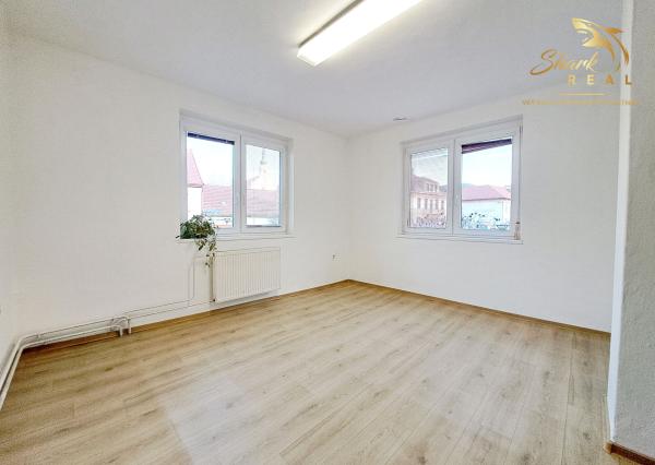 Dom na námestí. Bývanie a podnikanie v jednom.