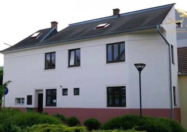 Dom na námestí. Bývanie a podnikanie v jednom.