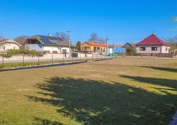 Stavebný pozemok na predaj – obec Šurianky, 1218 m²