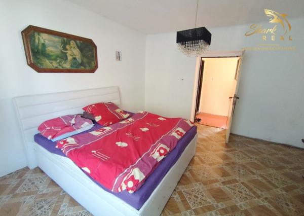 Stavebný pozemok so starším domom a predaj 