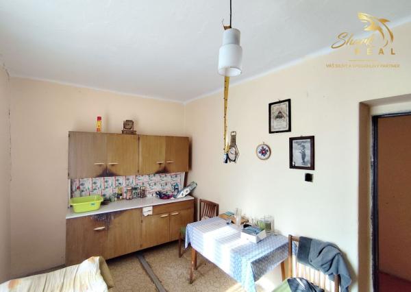 Stavebný pozemok so starším domom a predaj 