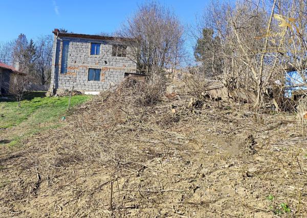 Stavebný pozemok so starším domom a predaj 