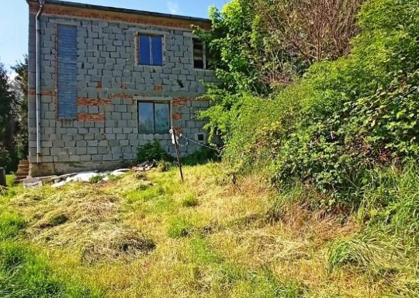 Stavebný pozemok so starším domom a predaj 