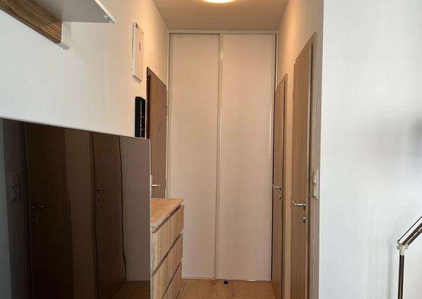 Prenájom 1,5-izbového bytu s balkónom a parkovaním – Svätoplukova 72