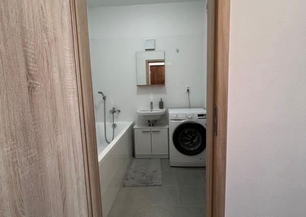 Prenájom 1,5-izbového bytu s balkónom a parkovaním – Svätoplukova 72