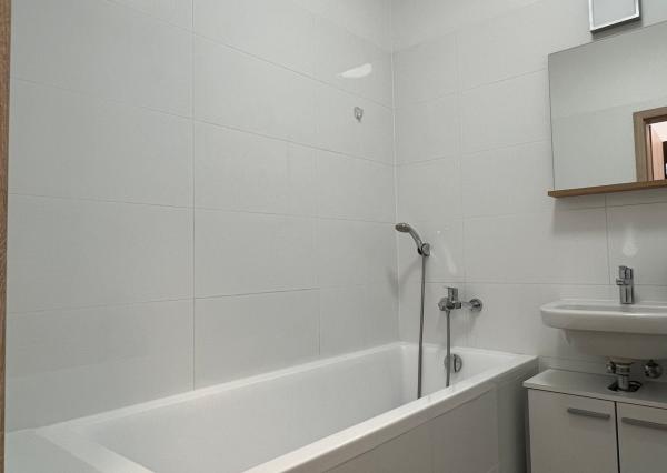 Prenájom 1,5-izbového bytu s balkónom a parkovaním – Svätoplukova 72