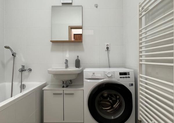 Prenájom 1,5-izbového bytu s balkónom a parkovaním – Svätoplukova 72