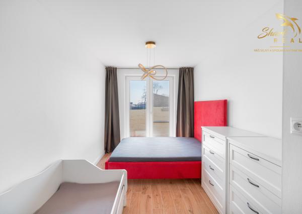 Moderný rodinný dom v radovej zástavbe v obci Malý Lapáš