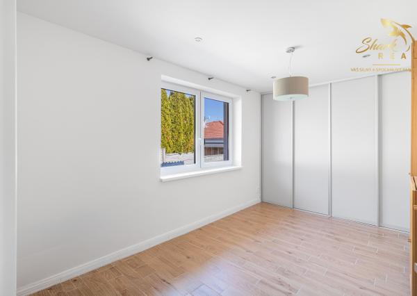 Moderný rodinný dom v radovej zástavbe v obci Malý Lapáš