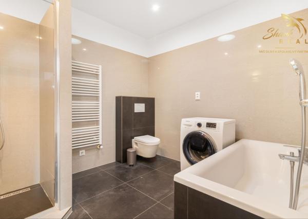 Moderný rodinný dom v radovej zástavbe v obci Malý Lapáš