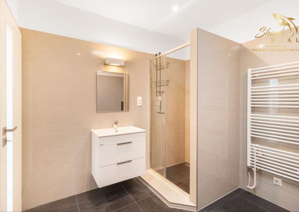 Moderný rodinný dom v radovej zástavbe v obci Malý Lapáš