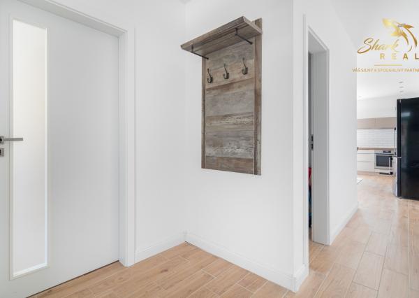 Moderný rodinný dom v radovej zástavbe v obci Malý Lapáš