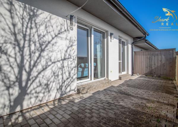 Moderný rodinný dom v radovej zástavbe v obci Malý Lapáš